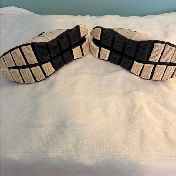 On Running Men's Athletic Shoes in Cream with Black Soles - Picture 4 of 4